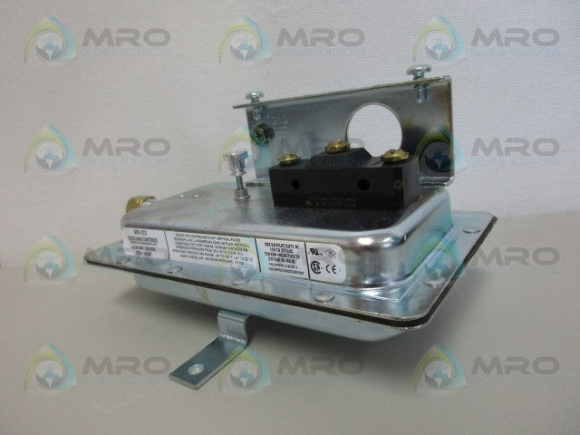 CLEVELAND CONTROLS AFS-222 AIR SENSING SWITCH AS PICTURED *NEW NO BOX*