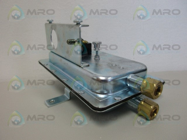 CLEVELAND CONTROLS AFS-222 AIR SENSING SWITCH AS PICTURED *NEW NO BOX*