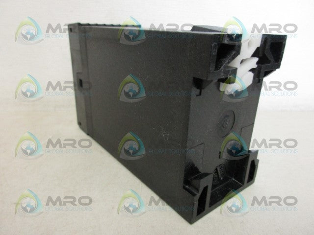 SCHMERSAL AZR31T2/24VDC SAFETY RELAY *NEW IN BOX*