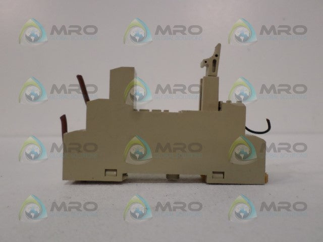 OMRON P2RF-05-E RELAY BASE  *USED *