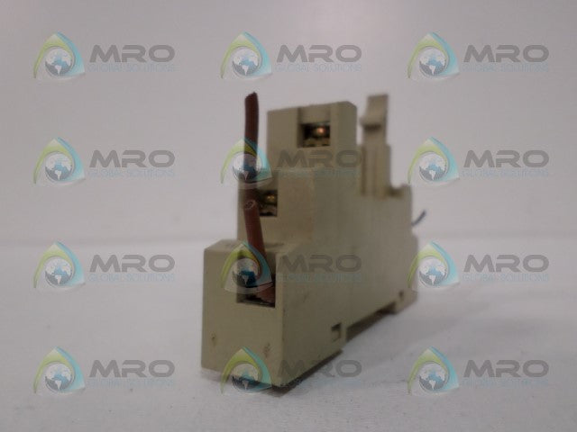 OMRON P2RF-05-E RELAY BASE  *USED *