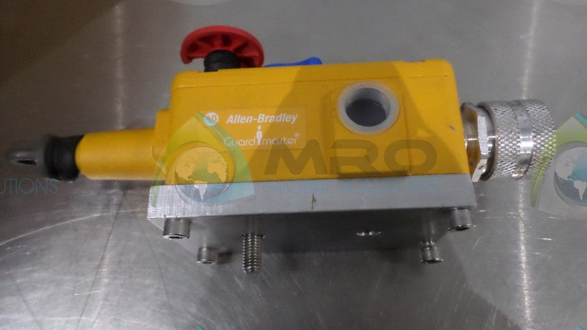 ALLEN BRADLEY GUARDMASTER 440E-L13043 SER. A SAFETY SWITCH (AS PICTURED) * USED *