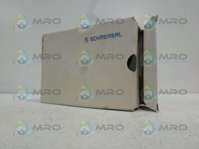 SCHMERSAL AZR31R2 SAFETY RELAY 230VAC *NEW IN BOX*