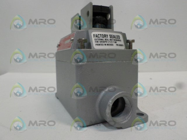 APPLETON EFKBU2 PUSHBUTTON COVER ASSEMBLY (AS PICTURED) *NEW NO BOX*