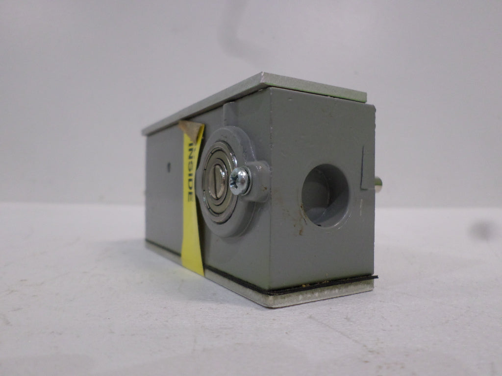 NAMCO CONTROLS EA15030396 SNAP-LOCK LIMIT SWITCH (NO SCREWS) *NEW NO BOX*