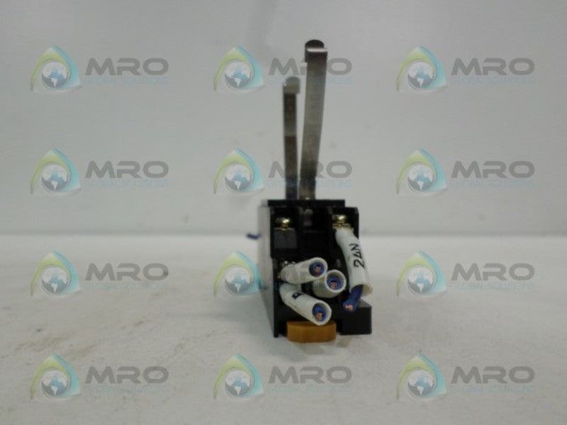 OMRON PYF08A RELAY BASE *USED*