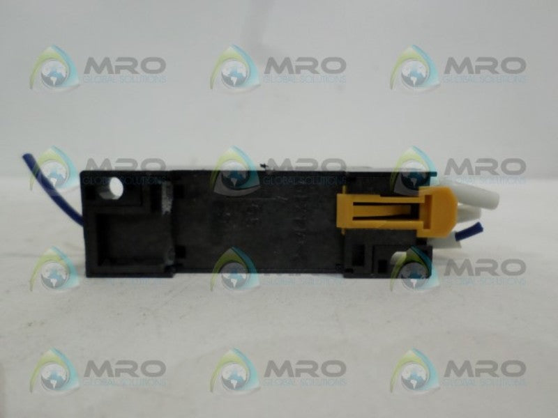 OMRON PYF08A RELAY BASE *USED*