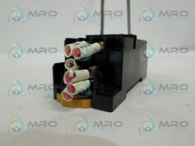 OMRON PYF14A RELAY BASE *USED*