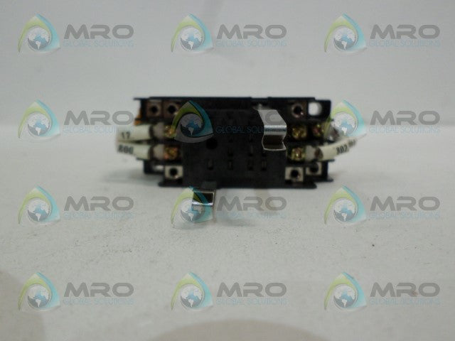 OMRON PYF14A RELAY BASE *USED*