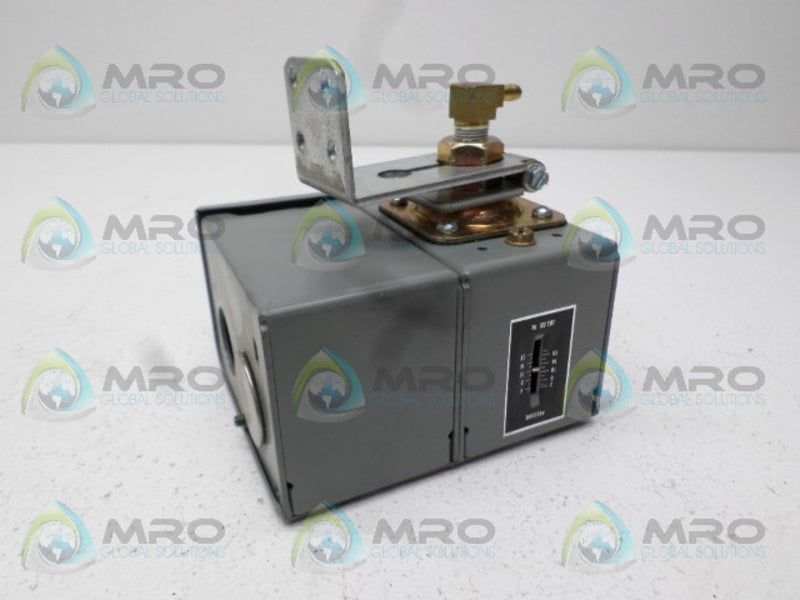 JOHNSON CONTROLS P10FC-4 LOW PRESSURE CONTROL 3-20 PSIG *NEW NO BOX*