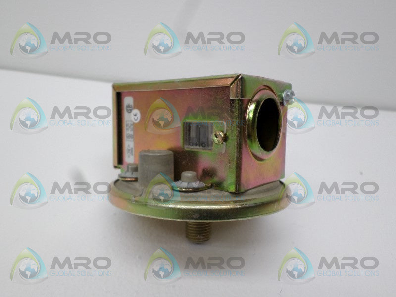 DWYER 1996-20 PRESSURE SWITCH *NEW IN BOX*
