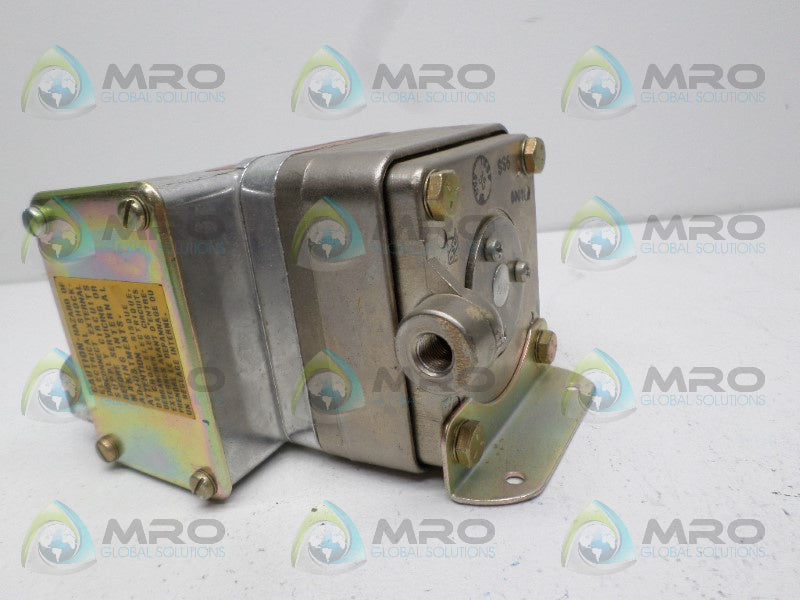 BARKSDALE DPD2T-H18SS PRESSURE OR VACUUM ACTIVATED SWITCH *NEW NO BOX*