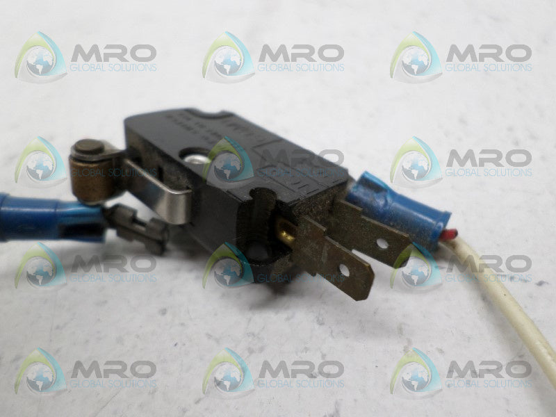 MICRO SWITCH V3L-2103-D8 ROLLER LEVEL SWITCH (AS PICTURED) *USED*