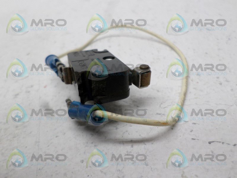 MICRO SWITCH V3L-2103-D8 ROLLER LEVEL SWITCH (AS PICTURED) *USED*