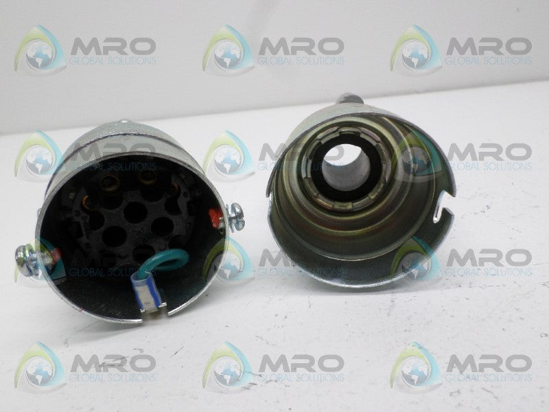 THOMAS & BETTS SKP8G PLUG *NEW NO BOX*