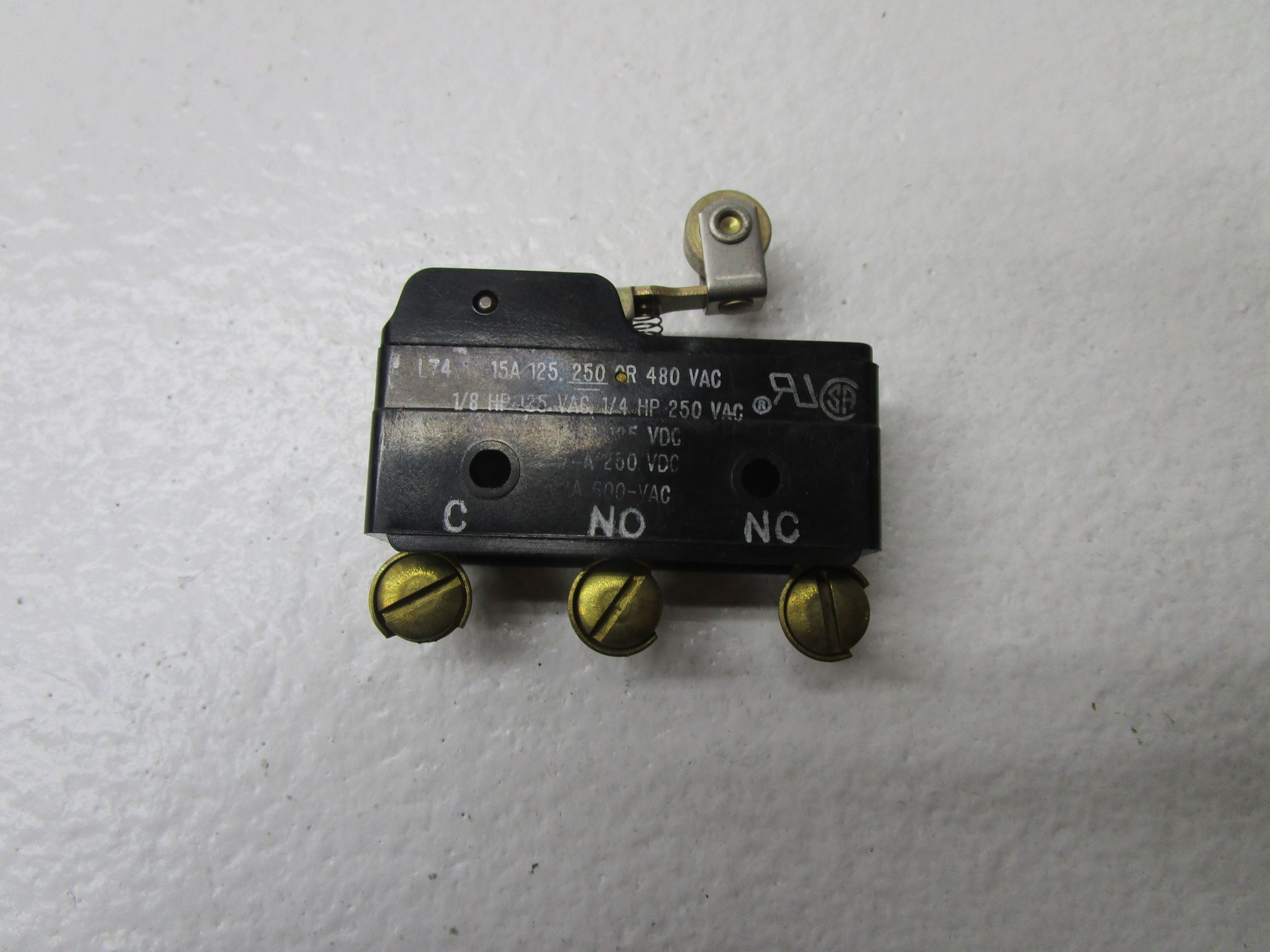 MICROSWITCH BZ-2RW822-P4 ROLLER LEVER BASIC SWITCH * NEW NO BOX *