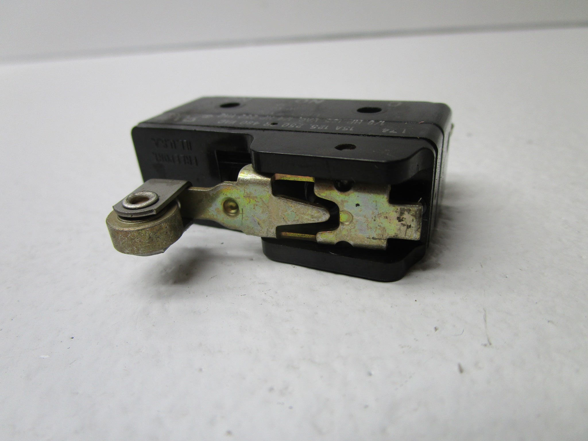 MICROSWITCH BZ-2RW822-P4 ROLLER LEVER BASIC SWITCH * NEW NO BOX *