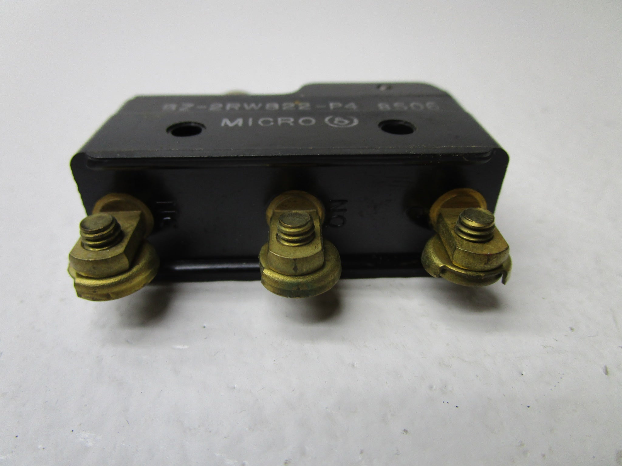 MICROSWITCH BZ-2RW822-P4 ROLLER LEVER BASIC SWITCH * NEW NO BOX *
