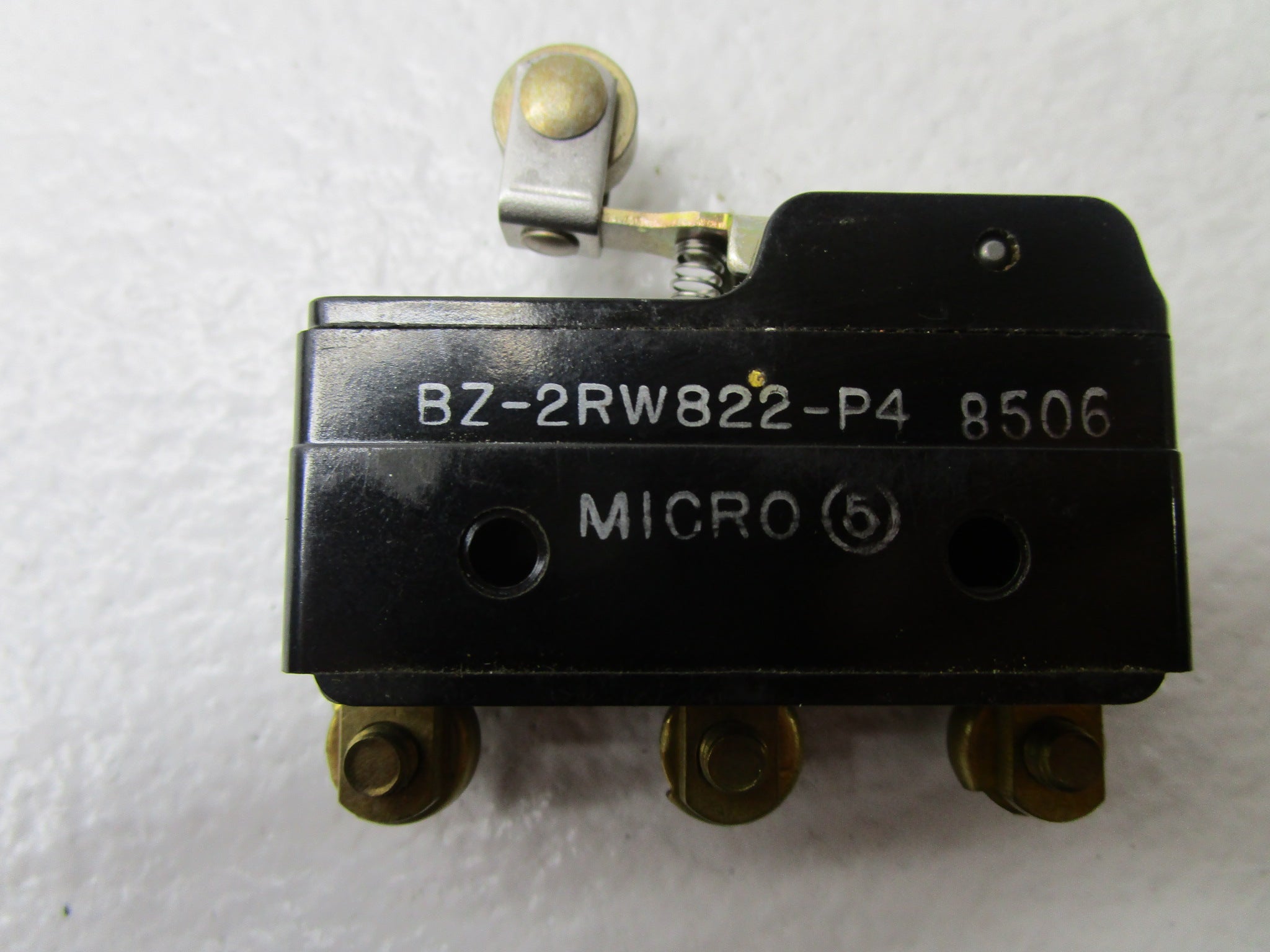 MICROSWITCH BZ-2RW822-P4 ROLLER LEVER BASIC SWITCH * NEW NO BOX *