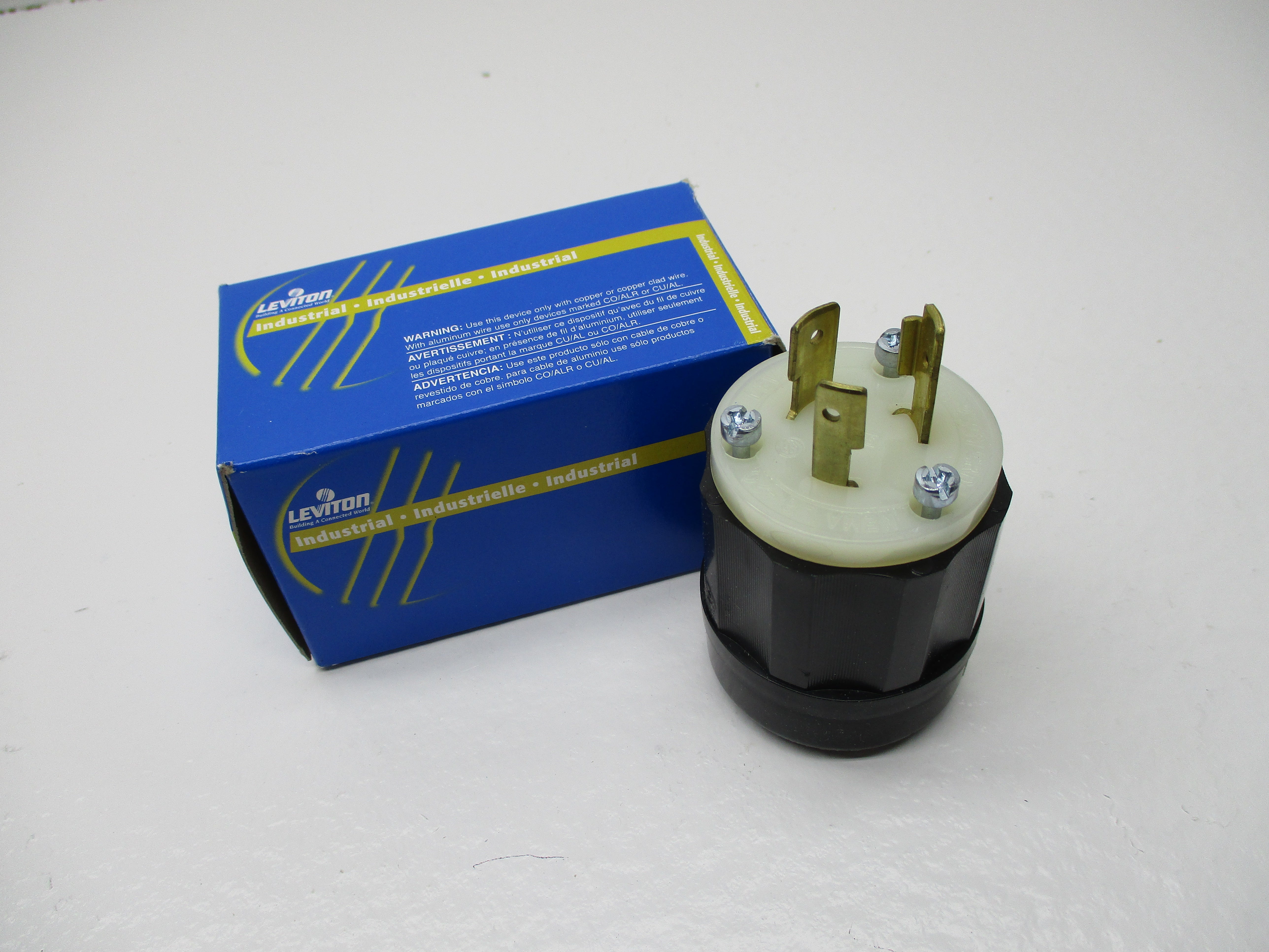 LEVITON 2321 LOCKING PLUG *NEW IN BOX*
