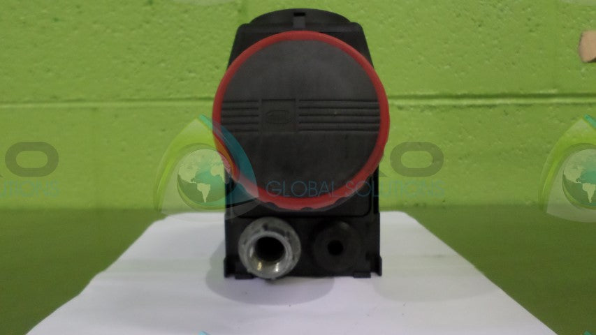 VERSAMATE VSI20R407 3-POLE WIRE RECEPTACLE *NEW IN BOX*