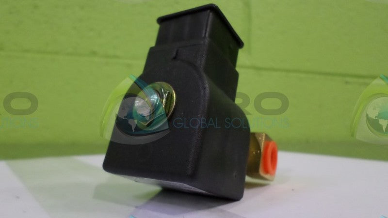 PARKER 7121KBN2NV00N0D100P3 SKINNER VALVE *NEW NO BOX*