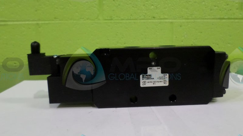 PARKER B713BB549A 4WAY VALVE *NEW IN BOX*