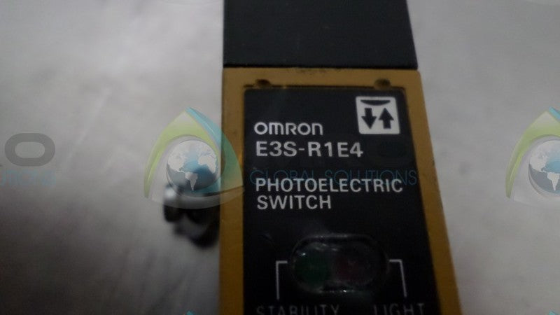 OMRON E3S-R1E4 PHOTOELECTRIC SWITCH *USED*