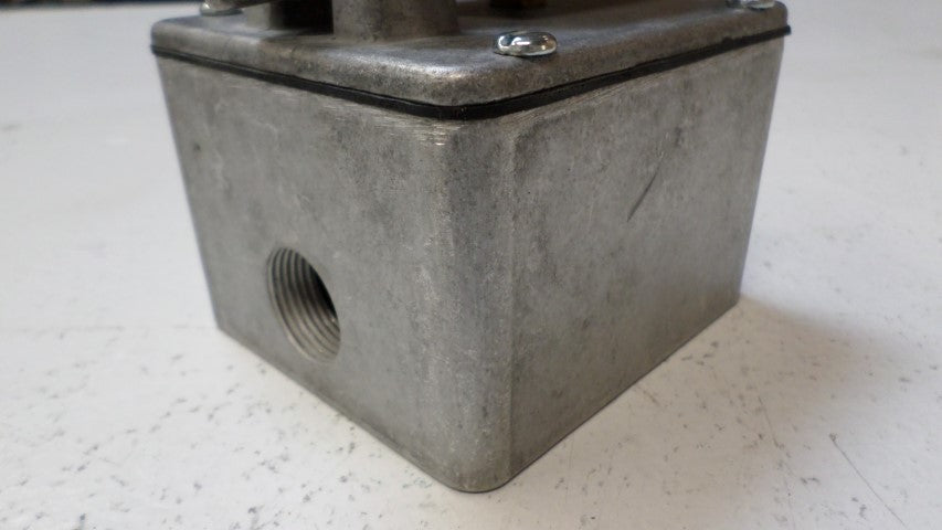 GLEASON AVERY CP-1 CEILING/WALL PULL SWITCH 3AMP 240VAC, PILOT DUTY (AS PICTURED) *NEW NO BOX*