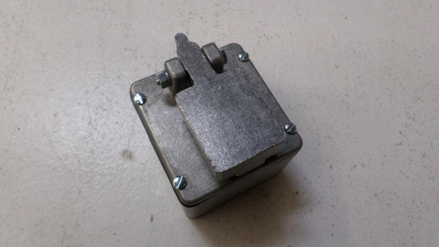GLEASON AVERY CP-1 CEILING/WALL PULL SWITCH 3AMP 240VAC, PILOT DUTY (AS PICTURED) *NEW NO BOX*