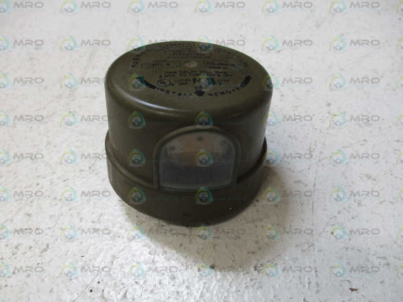 HUBBELL PTL-8 TWISTLOCK PHOTOCELL 105-285VAC *USED*