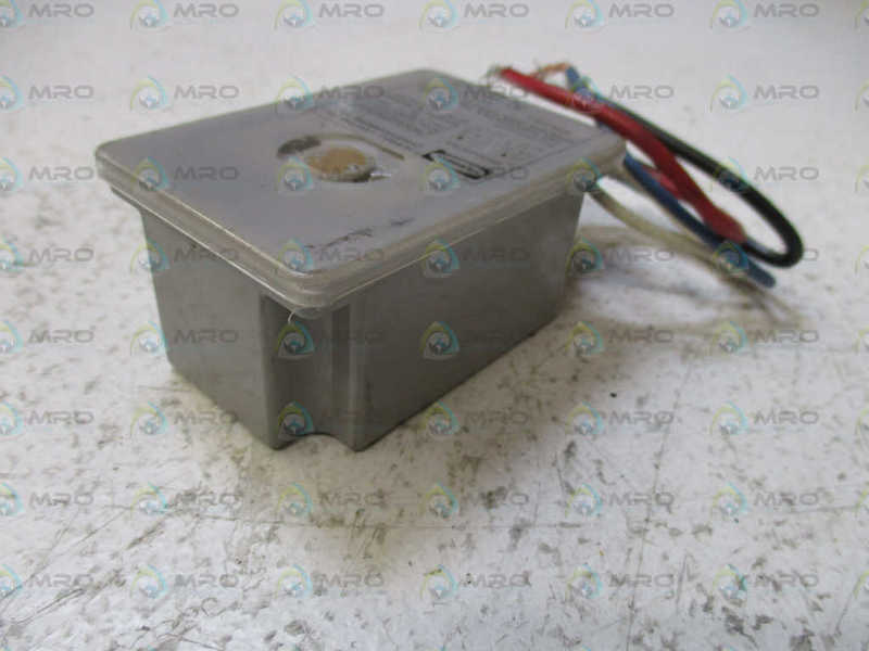 HUBBELL PTA-8 PHOTOELECTRIC SWITCH 120-277VAC *USED*