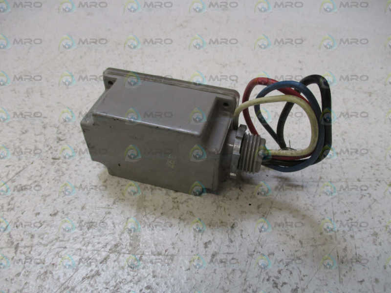 HUBBELL PTA-8 PHOTOELECTRIC SWITCH 120-277VAC *USED*