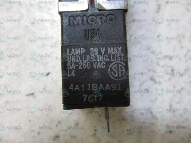 MICRO SWITCH 4A11BAA91 PUSHBUTTON SWITCH *USED*