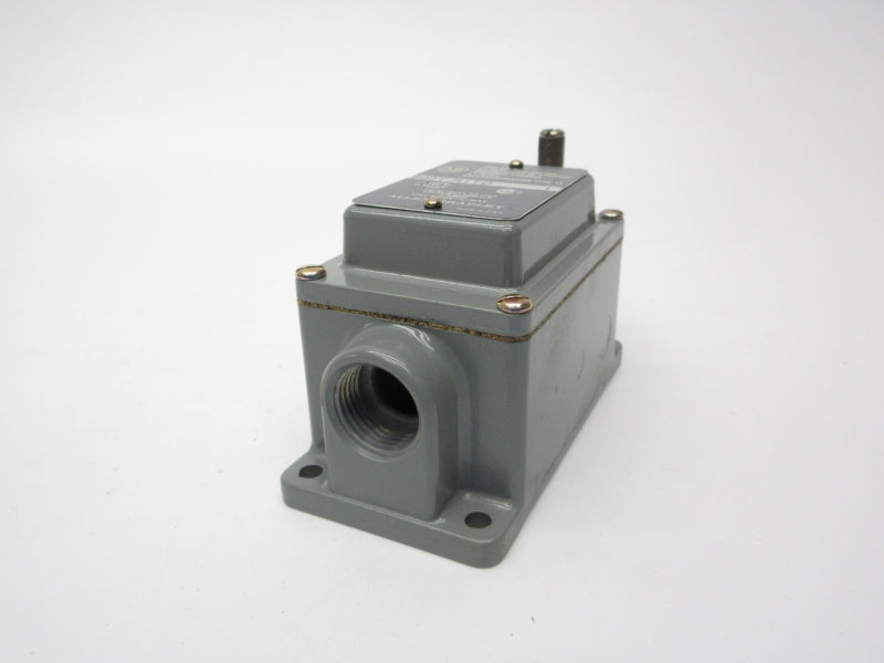 ALLEN BRADLEY 802T-R1TD SER. 1 120VAC 3A (GY/BL) NSMP