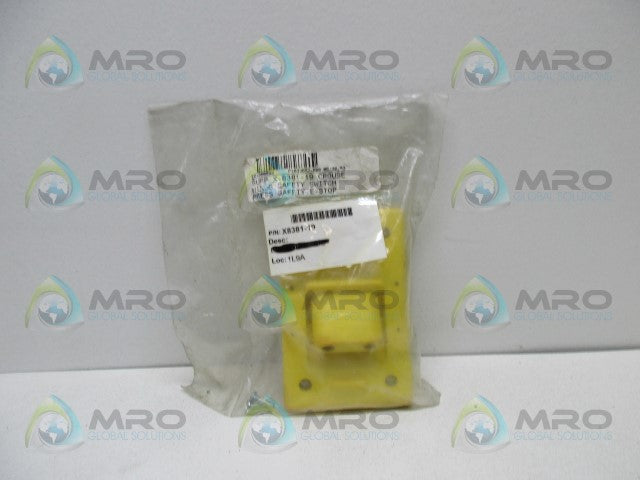 CROUSE HINDS X8381-19 RECEPTACLE * NEW IN FACTORY BAG *