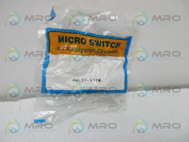 MICRO SWITCH AML51-A11W PUSHBUTTON SWITCH CAP WHITE * NEW IN FACTORY BAG *