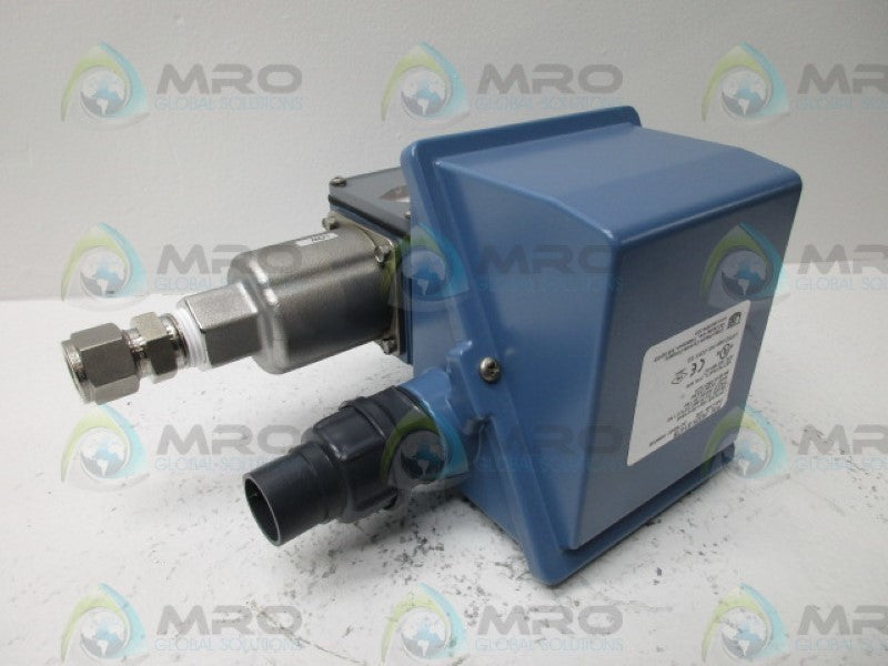 UNITED ELECTRIC J400K-S147B (AS PICTURED) *NEW NO BOX*