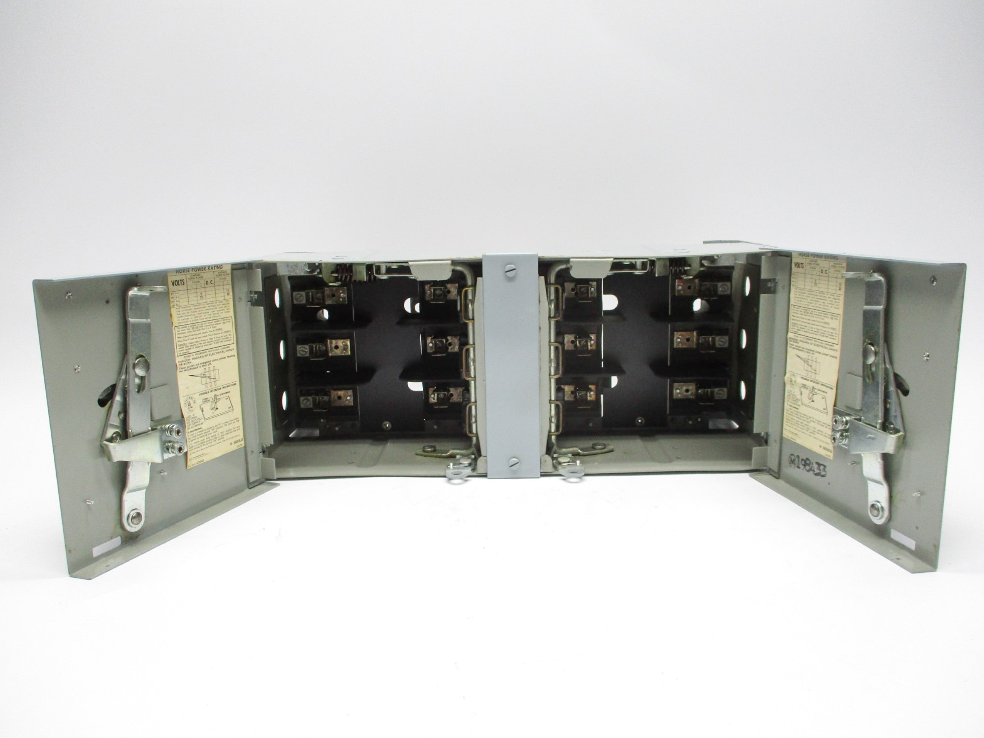 GOULD V7E3611 30A UNMP
