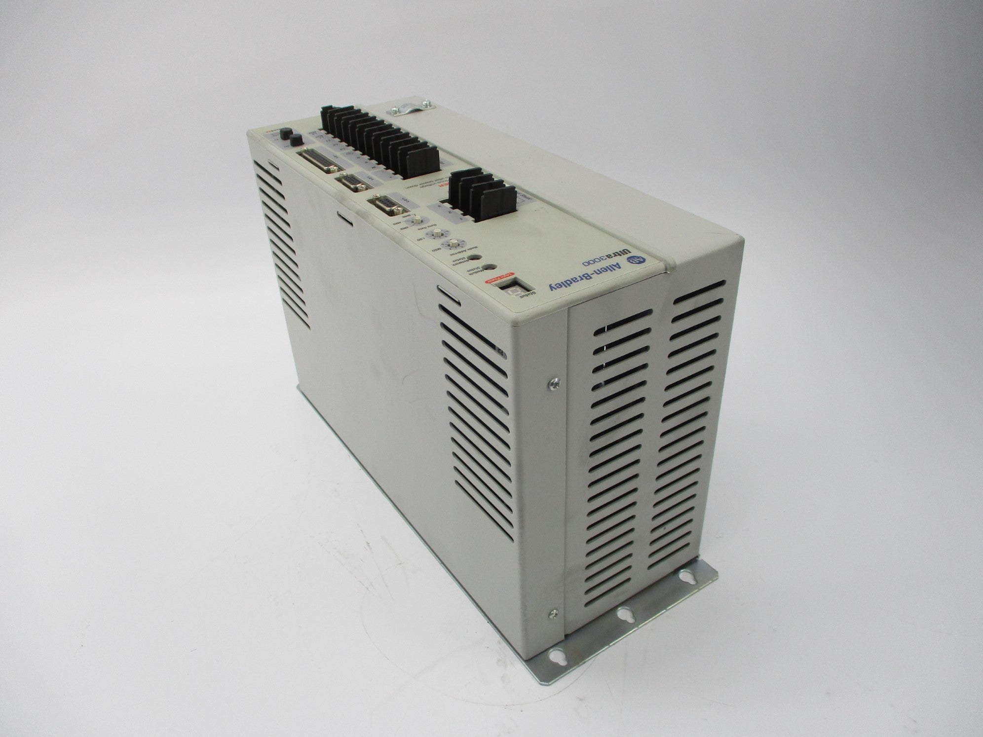 ALLEN BRADLEY 2098-DSD-HV030-SE SER. B F/W V1.53 NSNP