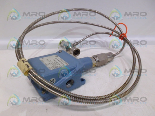 UNITED ELECTRIC H100-702 PRESSURE SWITCH (1/2" END) *NEW NO BOX*