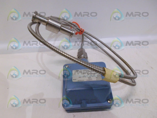 UNITED ELECTRIC H100-702 PRESSURE SWITCH (1/2" END) *NEW NO BOX*