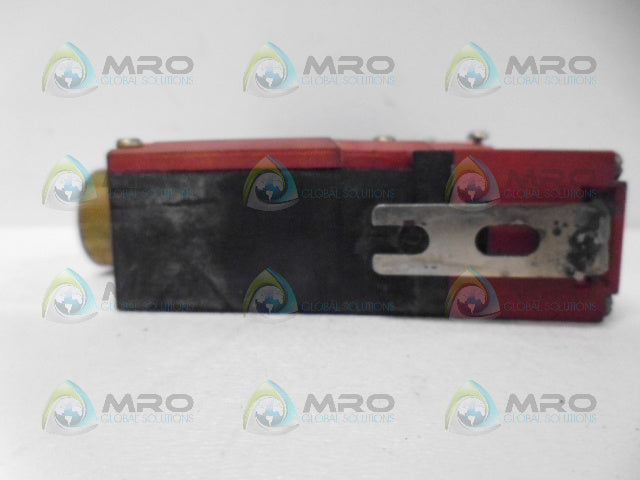 TELEMECANIQUE XCS-TE5533 INTERLOCK SWITCH *USED*