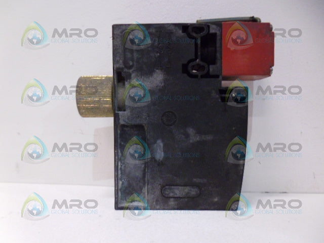 TELEMECANIQUE XCS-TE5533 INTERLOCK SWITCH *USED*