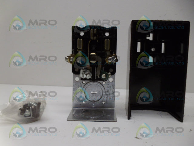 LEVITON 14-30R DRYER RECEPTACL 30A-125/250V *NEW NO BOX*