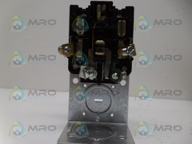 LEVITON 14-30R DRYER RECEPTACL 30A-125/250V *NEW NO BOX*