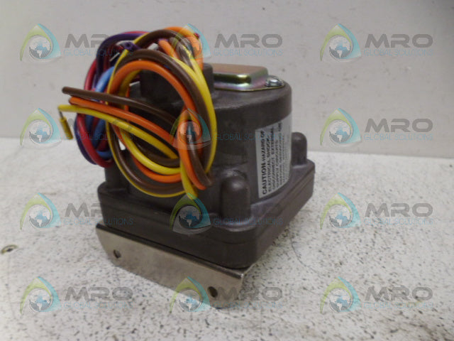 BARKSDALE D2HH18SS PRESSURE/VACUUM ACTUATED SWITCH *NEW IN BOX*