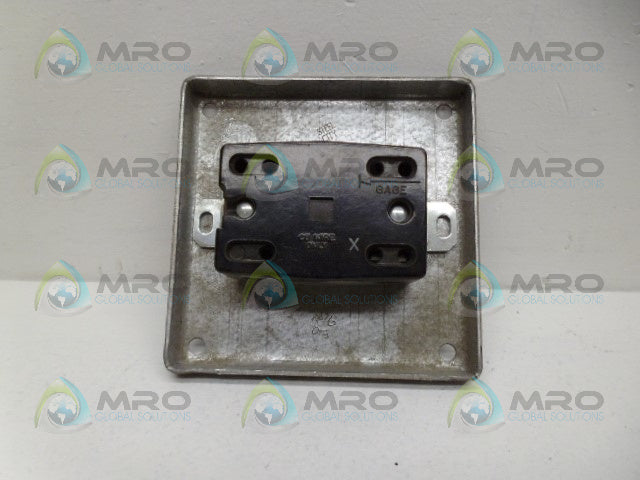 BRYANT L15-20 RECEPTACLE W/ COVER *USED*