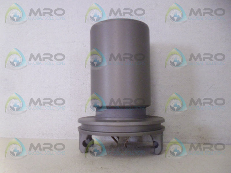 INDUSTRIAL MRO PART# D086A LAMP HOLDER *NEW NO BOX*