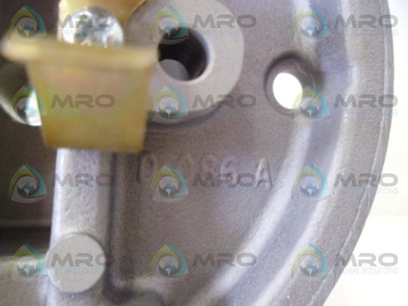 INDUSTRIAL MRO PART# D086A LAMP HOLDER *NEW NO BOX*